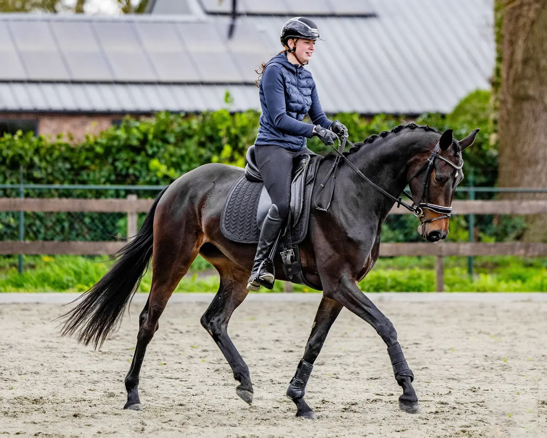 Pippi riding a horse